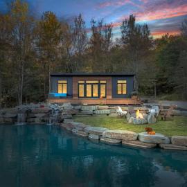 Tiny House on a Waterfall at Private Tiny Lake, viešbutis mieste Brackney