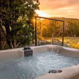 Canyon Family Yurt Cabin - Hot Tub Loft Full Kitchen & Bath, hotel in Canyon Lake