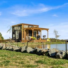 Tiny House On a Tiny Lake Porch at Waters Edge, hotel en Brackney