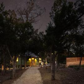 Voyager Yurt Cabin in Hill Country Luxury w Hot Tub, hotel in Canyon Lake