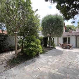 Fréjus Plage - 5mins à pied des plages - Maisonette avec jardin, 4p, au calme absolu، فندق في فريجوس