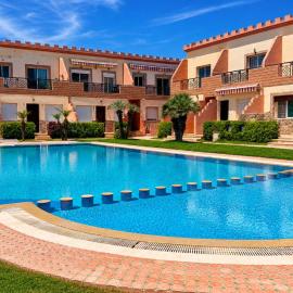 Confort et calme en résidence avec piscine et parking Animations ambiance familiale et convivialité en été autour de la piscine, hotel in Sidi Bouzid
