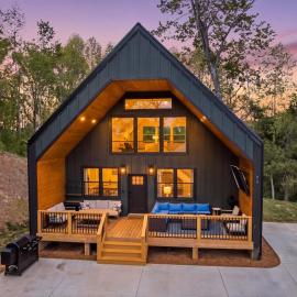 Modern Gable Farm House, hotel i Waynesville