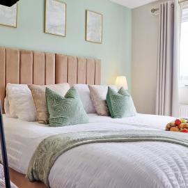 Comfortable 5BR Colchester Home, Perfect for Families, Free WiFi, hotel in Hythe