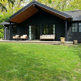Modern Wooden House Built In A Classic Style โรงแรมในGlesborg
