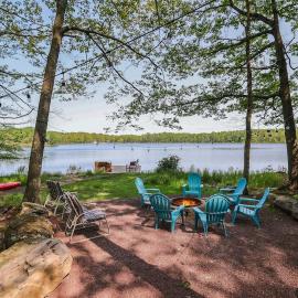 Lake Front Firepit Dock Game Room Pets OK, hotelli kohteessa Locust Lakes Village