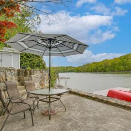 Lakefront Bliss in Mahopac! Charming Home w/ Dock, hôtel à Mahopac