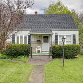 Walk to Falls, Casino! Niagara Family Home w/ Yard
