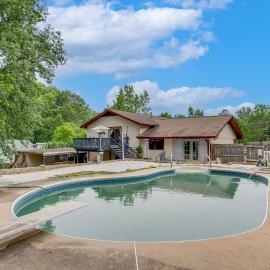 Atlanta Area Vacation Home with Yard!, מלון בדאגלסוויל