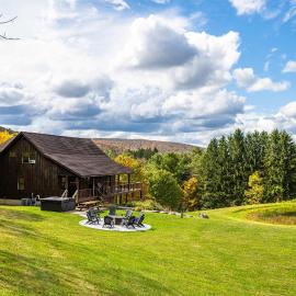 Renovated & Spacious Home Wood Fireplace Hot Tub, hotel in Ellicottville