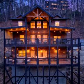 Family Cabin Retreat, Hot Tub, Decks & Fire Pit, Hotel in Gatlinburg
