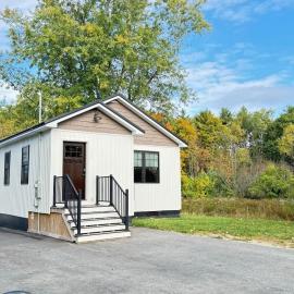 New Modern 3 br 2 bth Walking Trails shopping, Hotel in Bangor