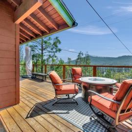 Marina View Cabin, Boat Slip - Sleeps 11 - Pets OK, hotel in Bass Lake