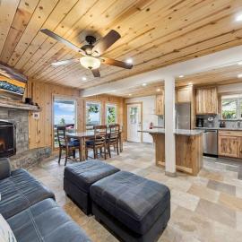 Mountain High Club - 3 Bed Condo w Views of Tahoe!, hotell i Stateline