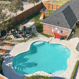 4-BD/2-BA with Backyard Pool Retreat + Game Room, hotel u gradu Lankaster