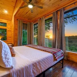OMG Views-5 Min to Hochatown-Hot Tub-Firepit-Bathtub-Deck, hotel en Broken Bow