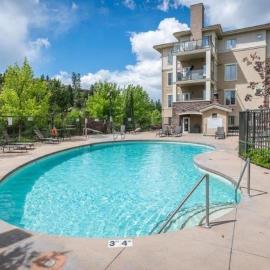 Pinnacle Pointe Resort By YLW Vacation Rentals, hotelli kohteessa Kelowna