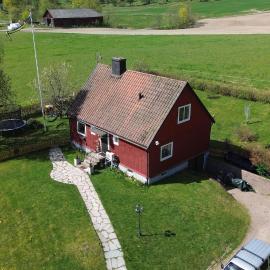 Traumhaftes Schwedenhaus an einer Farm mit Pferden, hotel Varmlands Nysater városában