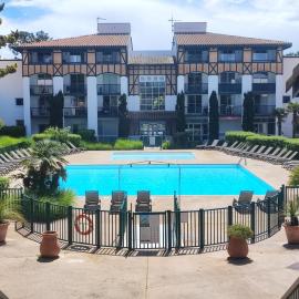 Studio dans résidence Pierre et Vacances avec vue sur piscine entre plage et golf