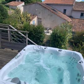 Domaine bien-être piscine et jacuzzi – hotel w mieście Chalandray
