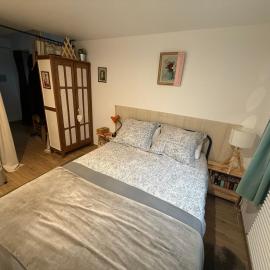 Logement pour 2 personnes, cuisine équipée, piscine, foret, escalade, Hotel in Arbonne-la-Foret
