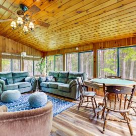 Peaceful Wooded Retreat at Lake Wallenpaupack!, viešbutis mieste Lake Ariel