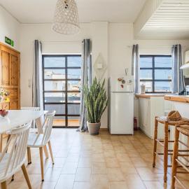 Chelonas Nest, Modern Comfort by the Beach, מלון בGázion