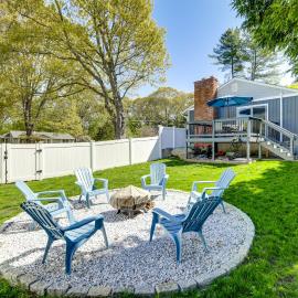 1 Mi to Head's Beach! Nautical Family Retreat, hotell sihtkohas Jamestown
