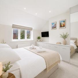 Modern Stay Near Gatwick - Work & Long Stays Welcome, hotel in Horley