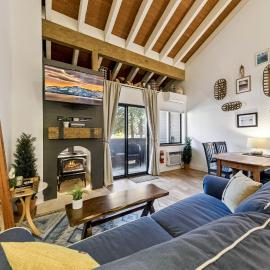 Remodeled Tahoe Chic Studio: AC Hot Tub LLV322, hotel in South Lake Tahoe