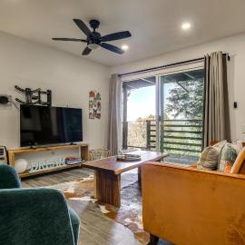 2 Mi to Lake Gregory! Chic Crestline Base Camp, hotell i Crestline