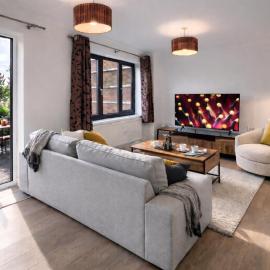 Garden, Driveway, Private, Nr Windsor & Great Park, hotel in Old Windsor