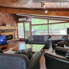 4 bdrm Blue Mountain Chalet Near Ski Hills, Walk to the Village, Petfriendly, Sleeps 10