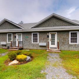 Stylish Condo at Sheepscot Harbor Resort w/Free WiFi, River Views, & Balcony, hotell i Edgecomb