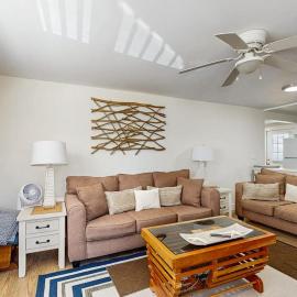 Well-located, dog-friendly home - walk to footbridge & Barrett Park, hotell i Boothbay Harbor