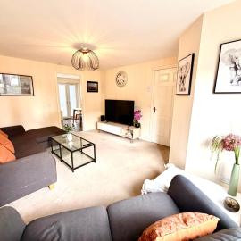 Luxury Townhouse Near Edinburgh Airport - WiFi Broadband - 4-Bed 3-Bath - Sleeps 7, hotel di Edinburgh