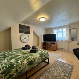 Large Double Room with Private Bath & Free Parking near Wembley Stadium, hotell sihtkohas Kenton