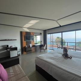 Secret Cliff Resort & Restaurant - SHA Plus, hotel in Karon Beach
