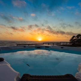 Viesnīca Luxury Oceanfront Retreat w Hot Tub Fire Table & Pacific Views near SF pilsētā Moss Beach
