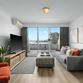 Horizons 322 - Absolute Lakefront - Indoor Pool - Bar and Bistro - Balcony - By HappyHosts, Hotel in Jindabyne