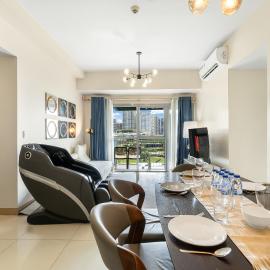2BR Condo near NAIA Airport, MOA, Okada and City of Dreams with FREE Pool, Playroom, and Gym, хотел в Манила