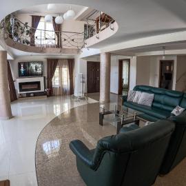 Elegant Private Villa with 3 Bedrooms, Office, and shared courtyard, Perfect for 8 Guests, hotel a Piteşti