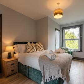 Huge Luxury 6-Bedroom House with Off-Road Parking, Pet-friendly - SUMMER SPECIAL OFFER! by Blue Puffin Stays, hotel in Bognor Regis