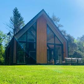 Villa met hottub in natuurgebied Dwingelderveld، فندق في Ansen