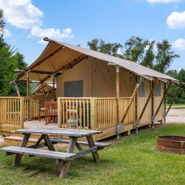 Glamping Getaway on Lake Livingston in Onalaska, TX, hotel u gradu 'Onalaska'