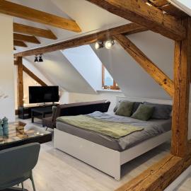 Stay in Bojnice - Charming Wooden Apartment for 4, hotel din Prievidza