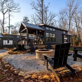 Peaceful Pine Tiny House Retreat with Private Hot Tub & Mountain Views Near South Cumberland State Park, Monteagle, TN, hotel v destinácii Monteagle