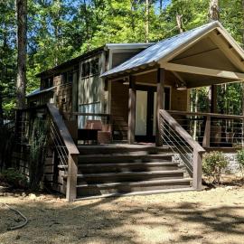Memorable Wooden Cabin Next to Great Hiking Trails in Monteagle, Tennessee, מלון במונטיגל