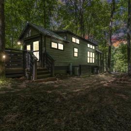 Luxurious Tiny Cabin with Hot-Tub and Fire Pit in Tennessee, готель у місті Монтігл