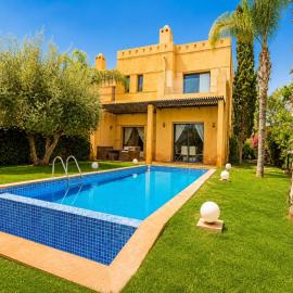 Palm Golf Villa with Private Pool, Lake, and Tennis Court – hotel w mieście Sraghna